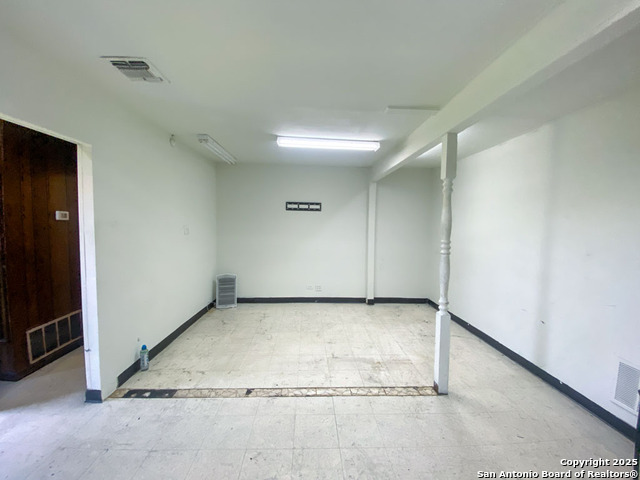 Listing photo id 13 for 129 Bandera  