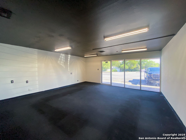 Listing photo id 15 for 129 Bandera  