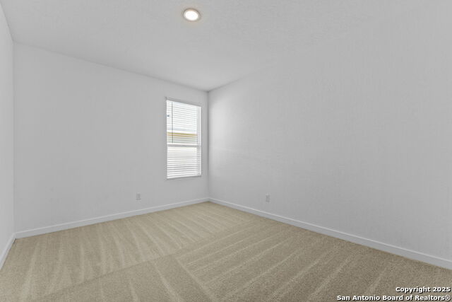 Listing photo id 8 for 748 Horsetail Ln