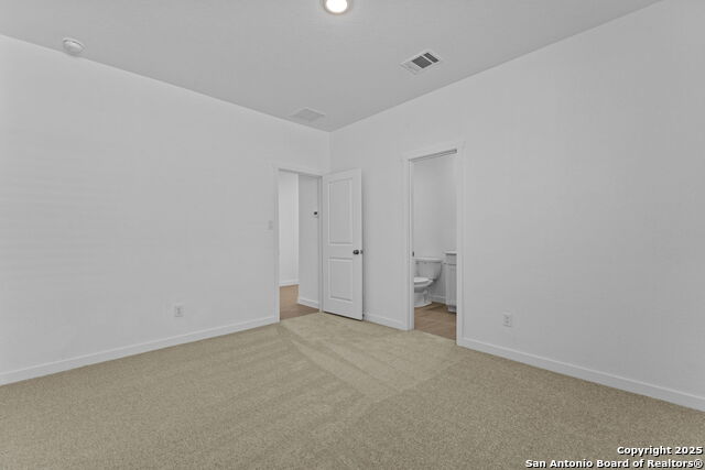 Listing photo id 9 for 748 Horsetail Ln