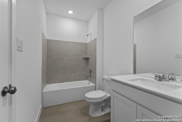 Listing photo id 10 for 748 Horsetail Ln