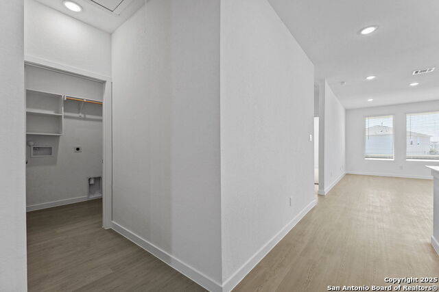 Listing photo id 11 for 748 Horsetail Ln