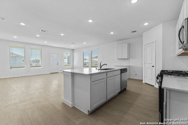 Listing photo id 12 for 748 Horsetail Ln