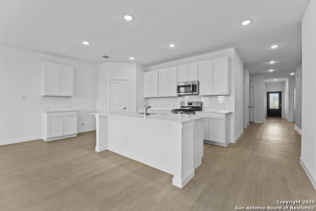 Listing photo id 13 for 748 Horsetail Ln