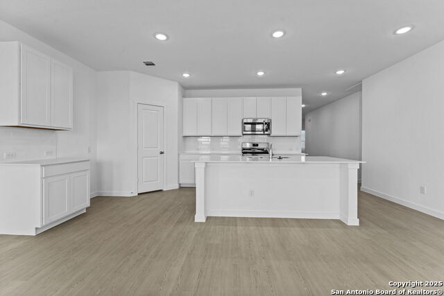 Listing photo id 14 for 748 Horsetail Ln