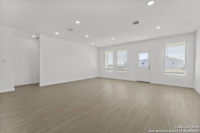 Listing photo id 15 for 748 Horsetail Ln