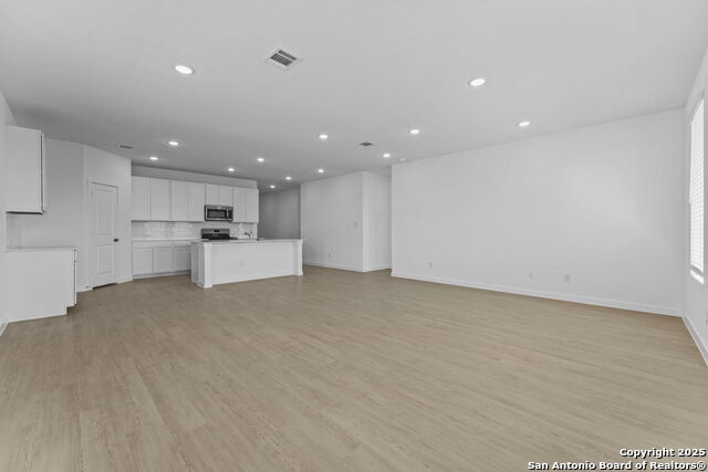 Listing photo id 16 for 748 Horsetail Ln