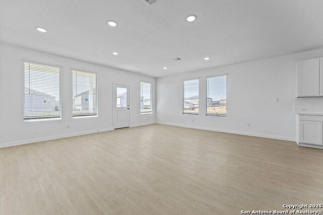 Listing photo id 17 for 748 Horsetail Ln