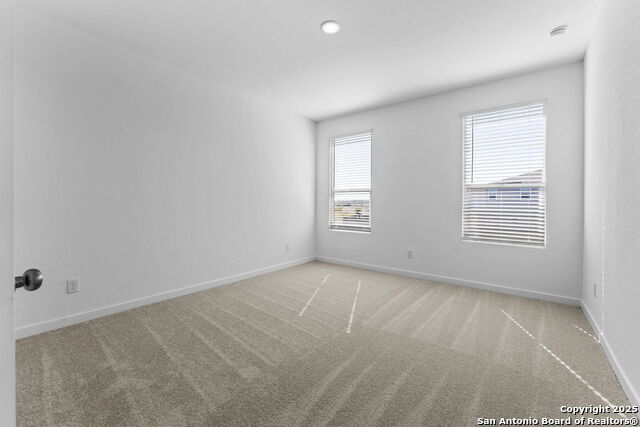 Listing photo id 18 for 748 Horsetail Ln