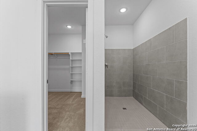 Listing photo id 21 for 748 Horsetail Ln