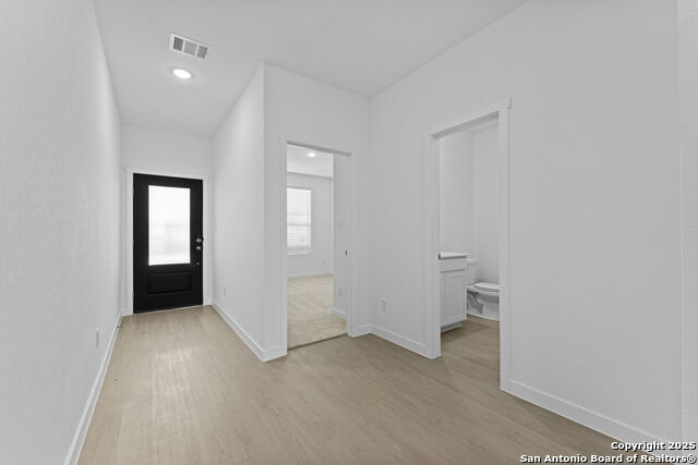 Listing photo id 4 for 748 Horsetail Ln