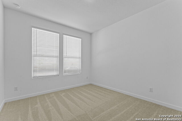 Listing photo id 5 for 748 Horsetail Ln