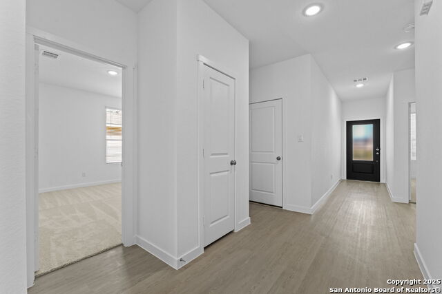 Listing photo id 7 for 748 Horsetail Ln