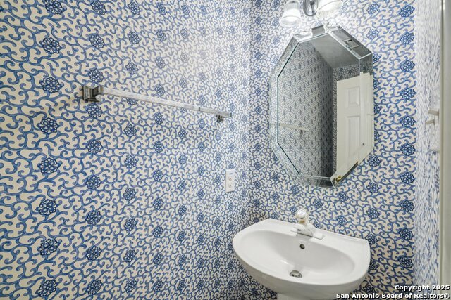 Listing photo id 13 for 9403 Oakwood