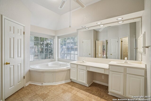 Listing photo id 29 for 9403 Oakwood