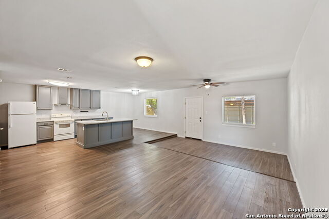 Image 4 of 22 For 6915 Oldham  