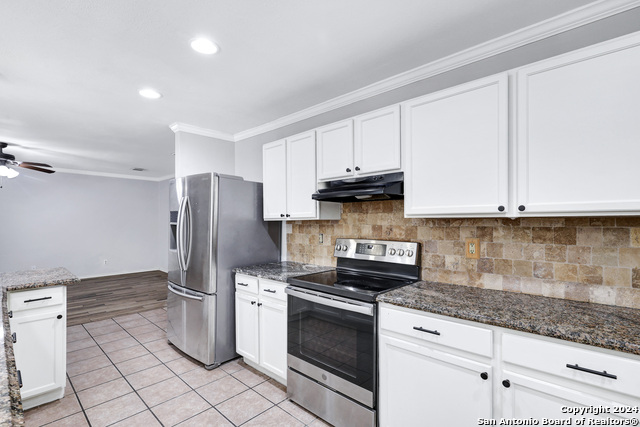 Listing photo id 8 for 8047 Cantura Mills