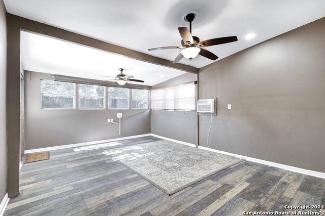 Listing photo id 11 for 8047 Cantura Mills