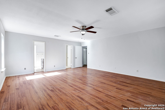 Listing photo id 14 for 8047 Cantura Mills