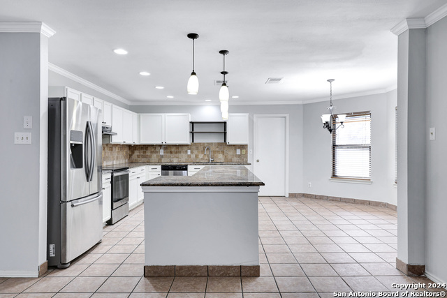 Listing photo id 4 for 8047 Cantura Mills