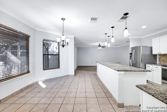 Listing photo id 6 for 8047 Cantura Mills