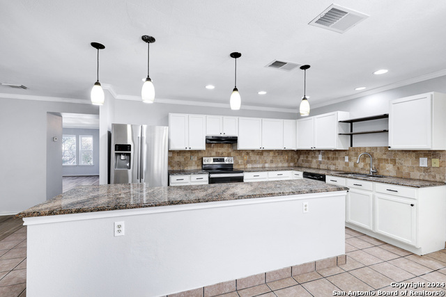 Listing photo id 7 for 8047 Cantura Mills