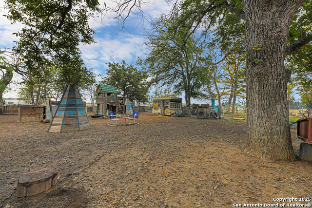 Listing photo id 22 for 3136 Bolton  