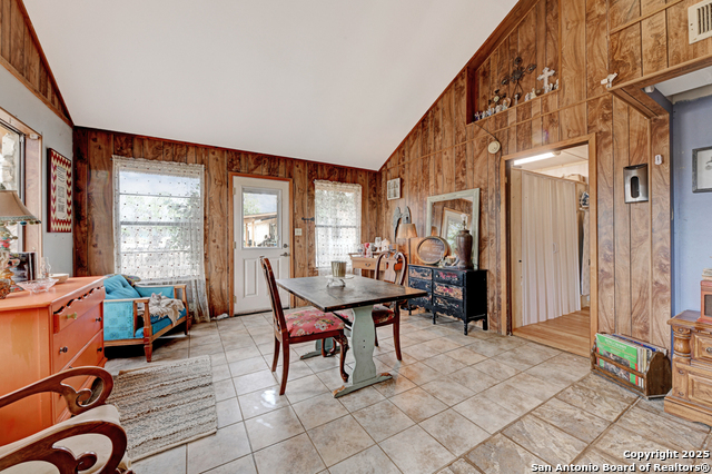 Listing photo id 25 for 3136 Bolton  