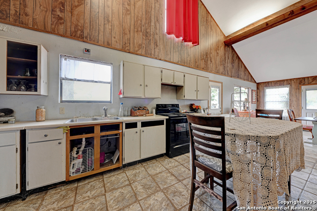 Listing photo id 27 for 3136 Bolton  