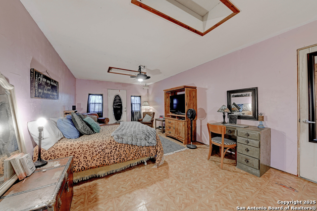 Listing photo id 28 for 3136 Bolton  