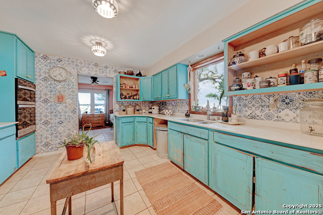 Listing photo id 6 for 3136 Bolton  