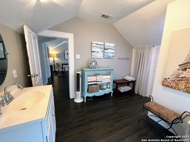 Image 38 of 53 For 519 Monumental