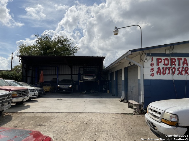 Listing photo id 13 for 1414 Zarzamora N