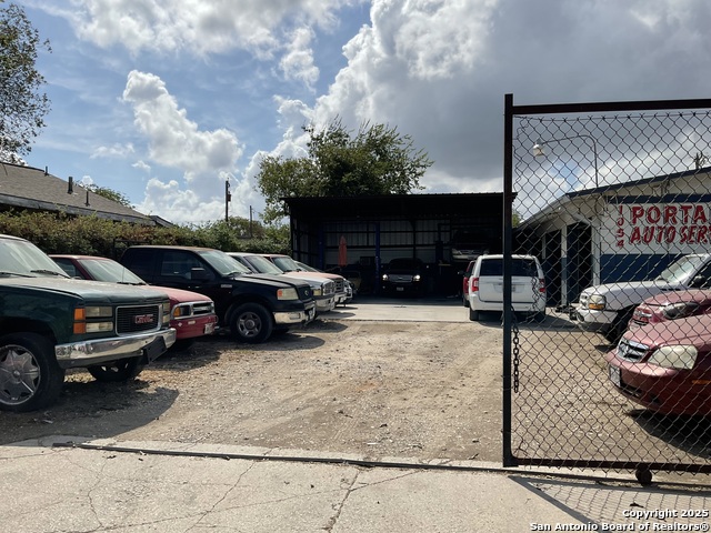 Listing photo id 14 for 1414 Zarzamora N