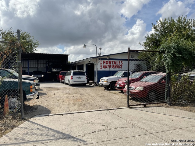 Listing photo id 15 for 1414 Zarzamora N