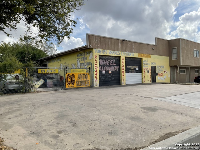 Listing photo id 1 for 1414 Zarzamora N