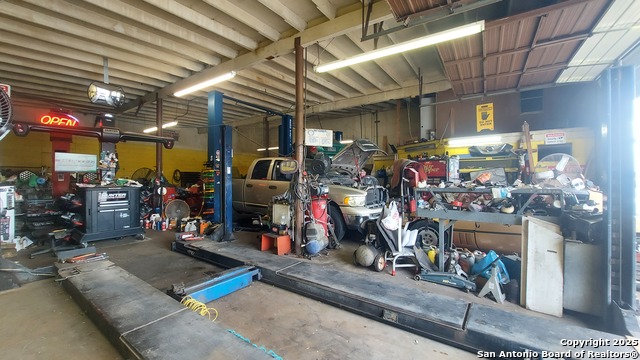 Listing photo id 28 for 1414 Zarzamora N