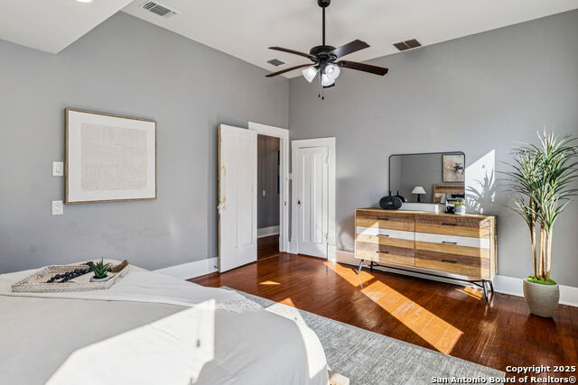 Listing photo id 16 for 2007 Presa St S