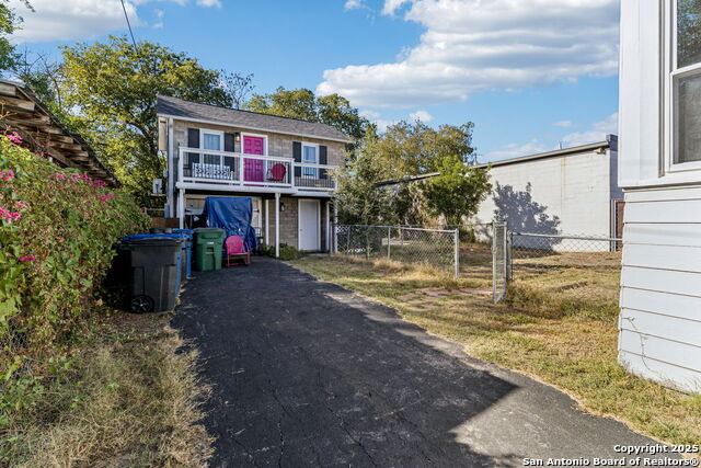 Listing photo id 21 for 2007 Presa St S