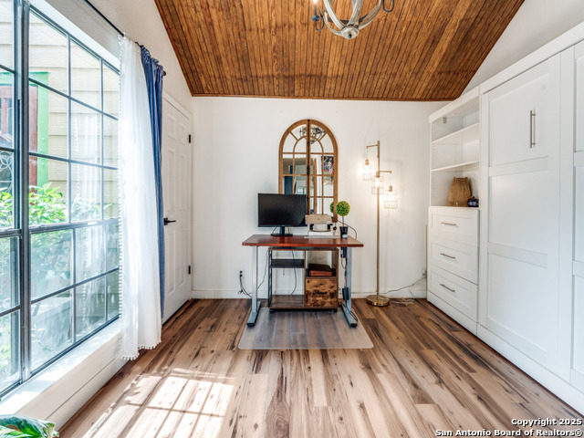 Listing photo id 10 for 3605 Hidden  E1