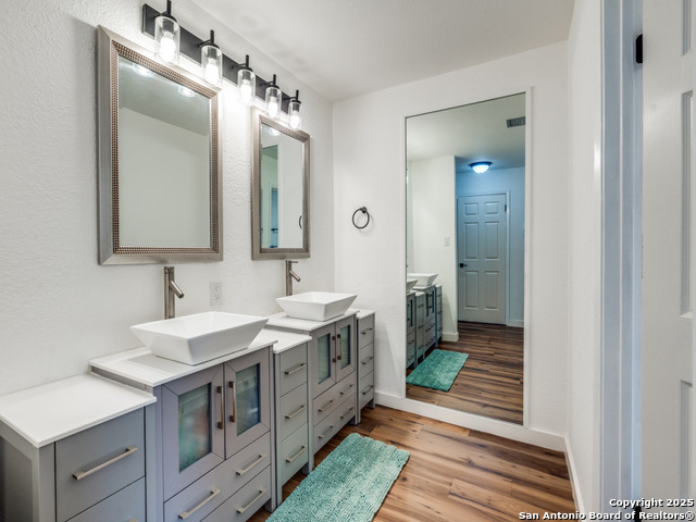 Listing photo id 13 for 3605 Hidden  E1