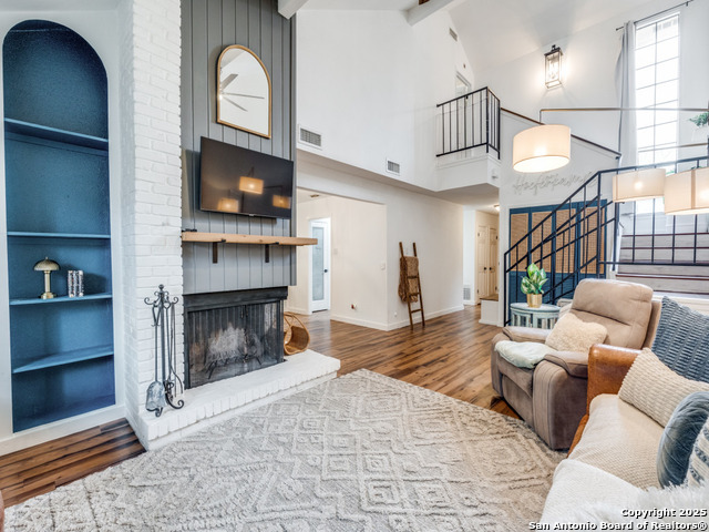 Listing photo id 3 for 3605 Hidden  E1