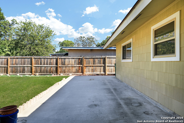 Listing photo id 22 for 5207 Galahad