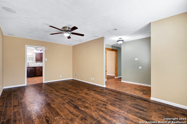 Listing photo id 3 for 5207 Galahad