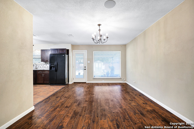 Listing photo id 4 for 5207 Galahad