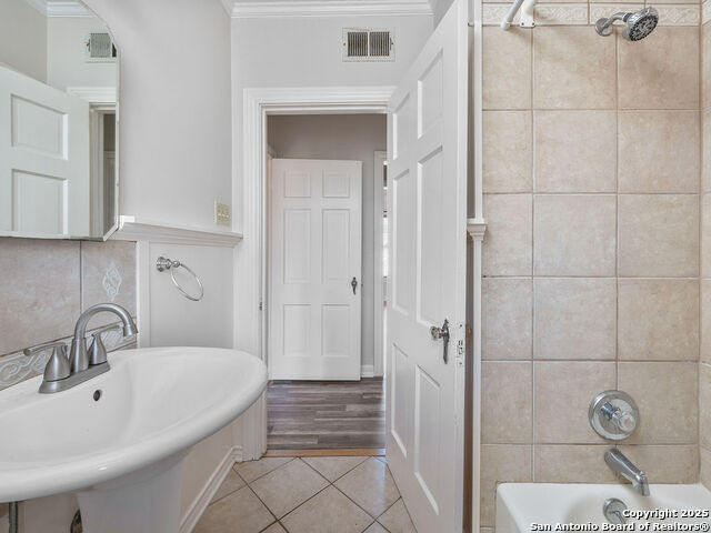 Image 34 of 48 For 217 Rosewood E