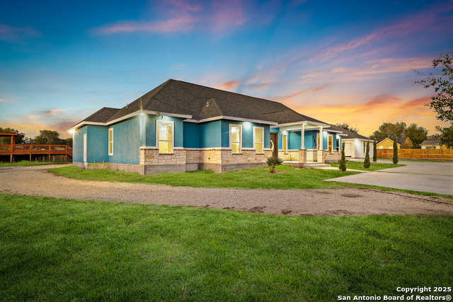 Listing photo id 0 for 703 Petaluma Blvd W