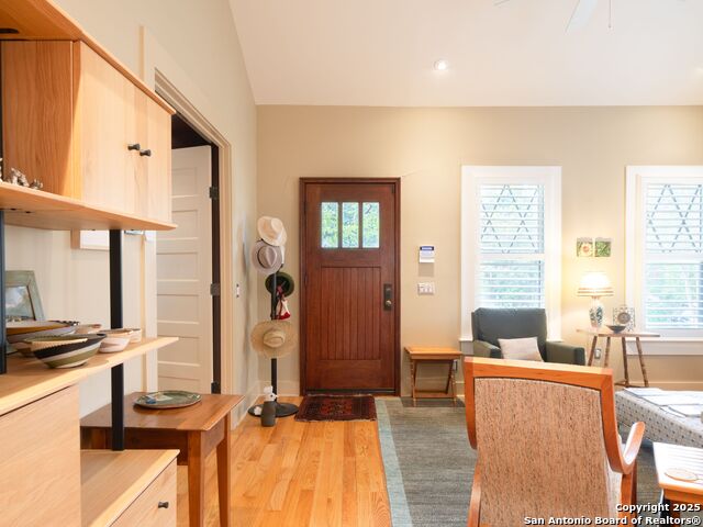 Listing photo id 9 for 725 Woodlawn Avenue E