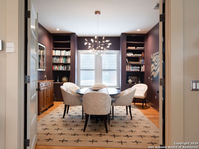 Listing photo id 10 for 725 Woodlawn Avenue E