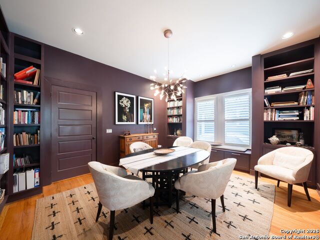 Listing photo id 11 for 725 Woodlawn Avenue E